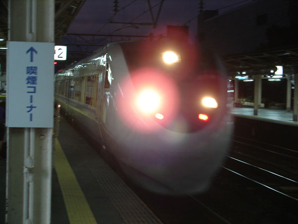 未明のJR富山駅に入場するサンダーバード２号之圖