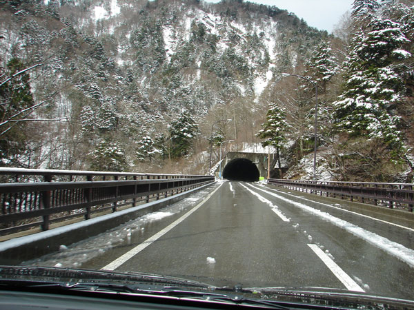 雪の残る國道１５８号線長野県松本市（旧安曇村）付近乃圖